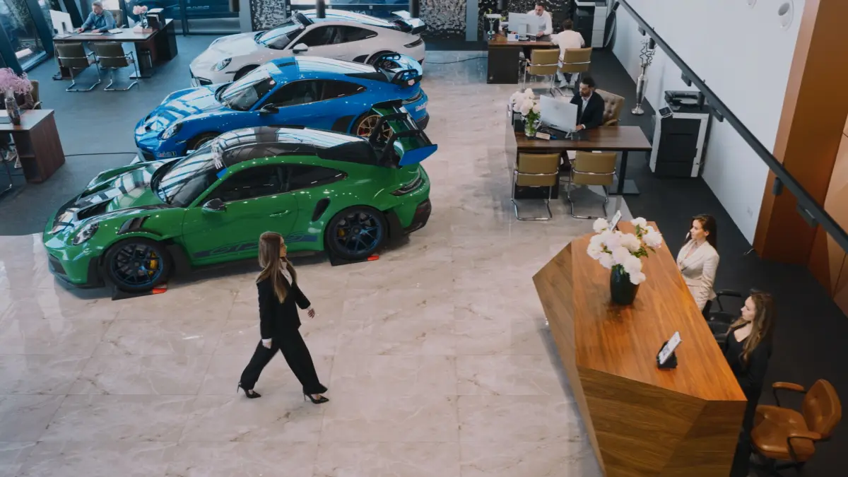 Showroom cu mașini premium și recepția centrului